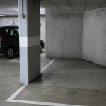 Place de parking vide à côté d'un pilier en béton