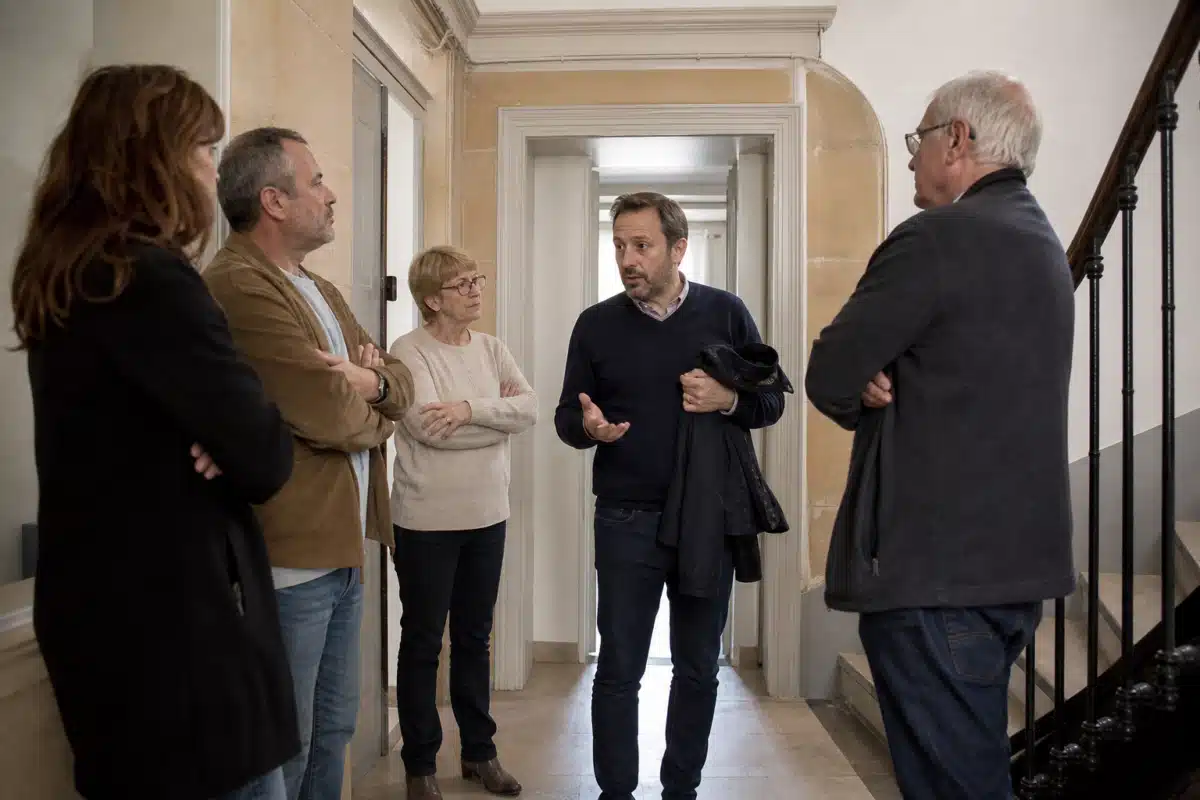 Agent immobilier montrant un couloir à des clients
