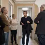Agent immobilier montrant un couloir à des clients